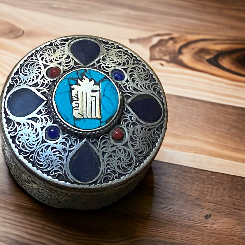 Vintage Nepalese/Tibetan filigree trinket box with turquoise